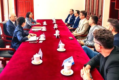 Besprechung am Tisch mit der Freundschaftsgesellschaft in Beijing