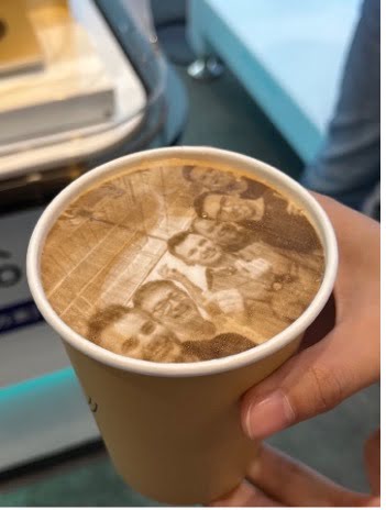 Kaffee mit unserem Bild darauf