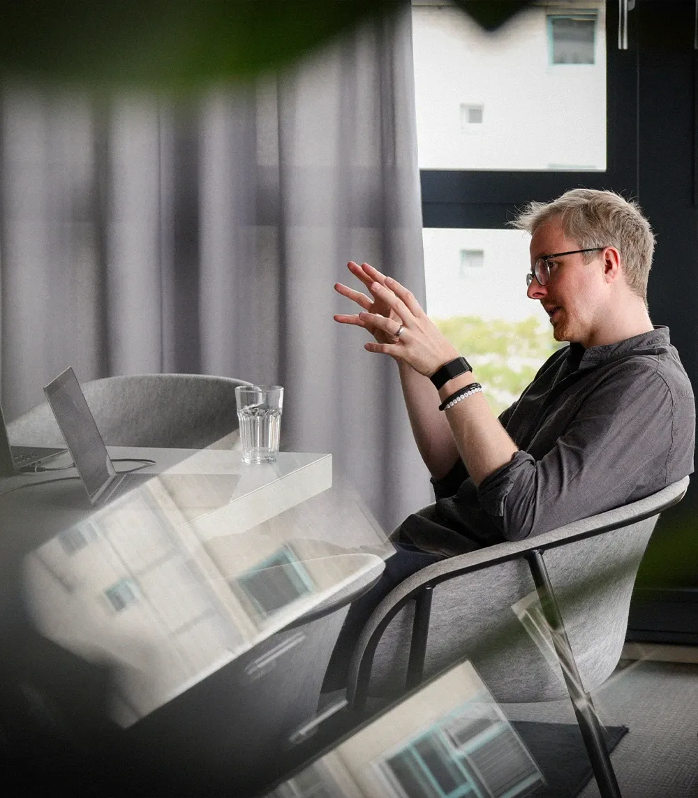 Person in Führungsrolle im Gespräch am Laptop