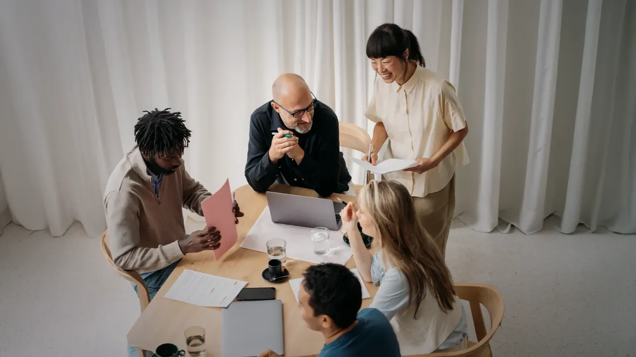 Team aus mehreren Personen bei einem Workshop