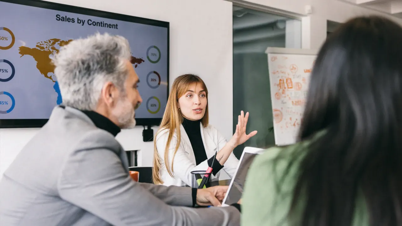 Frau im Fokus bei einem Strategiemeeting