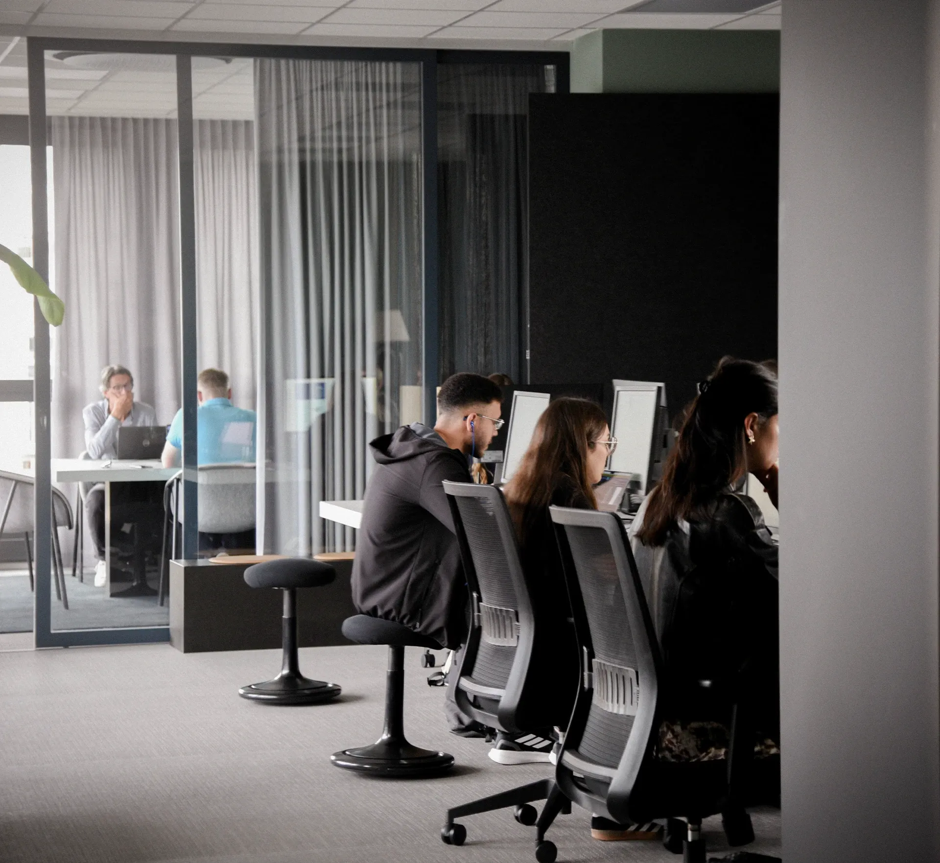 Bürosituation Team bei der Arbeit