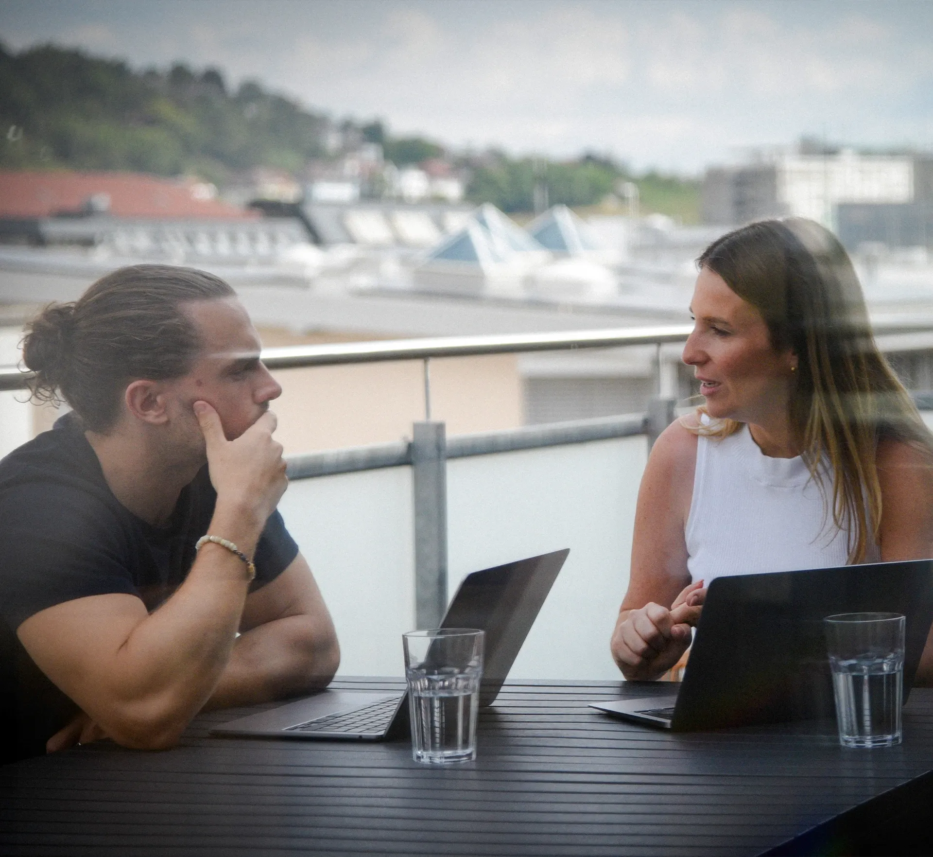 Mann und Frau im Business-Gespräch