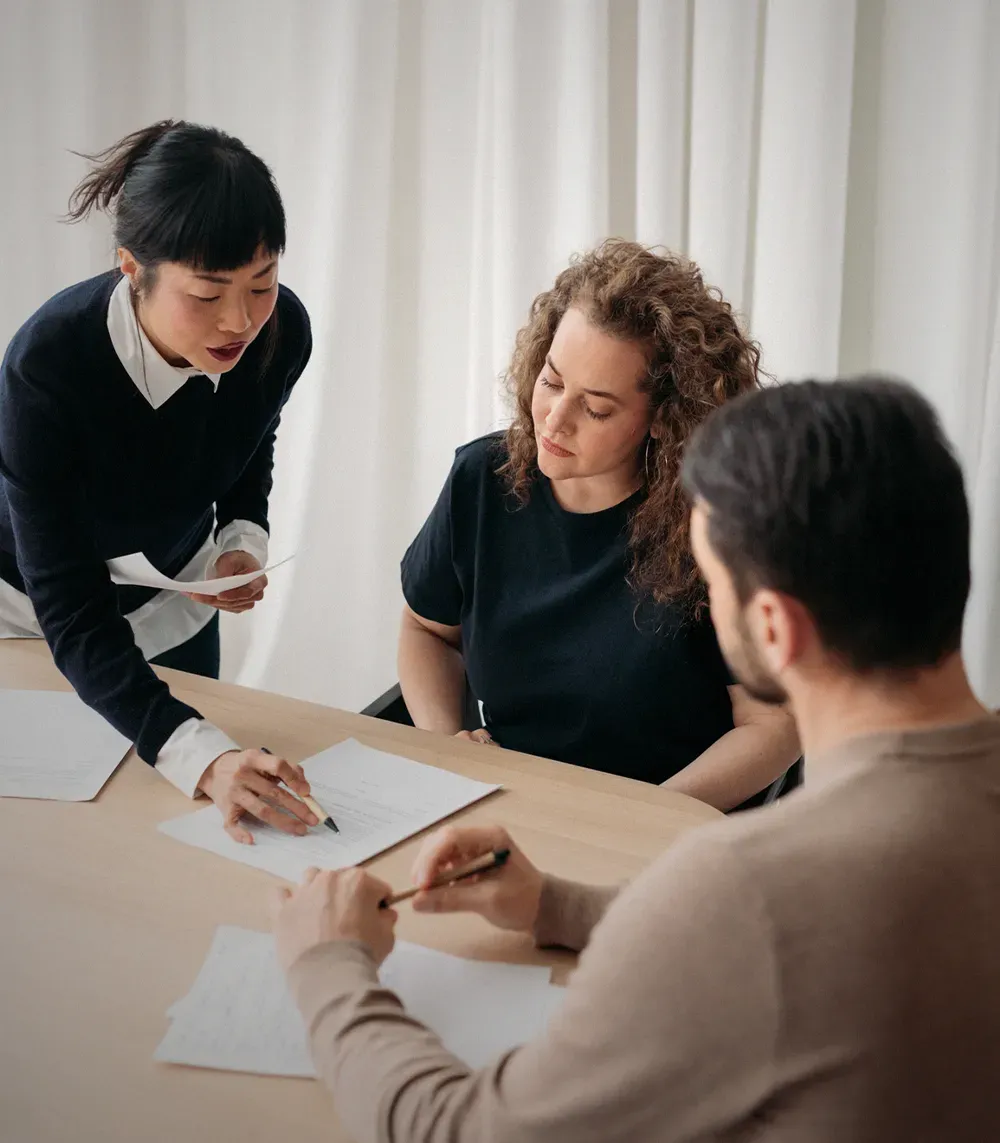 Vertragsverhandlung mit drei Personen