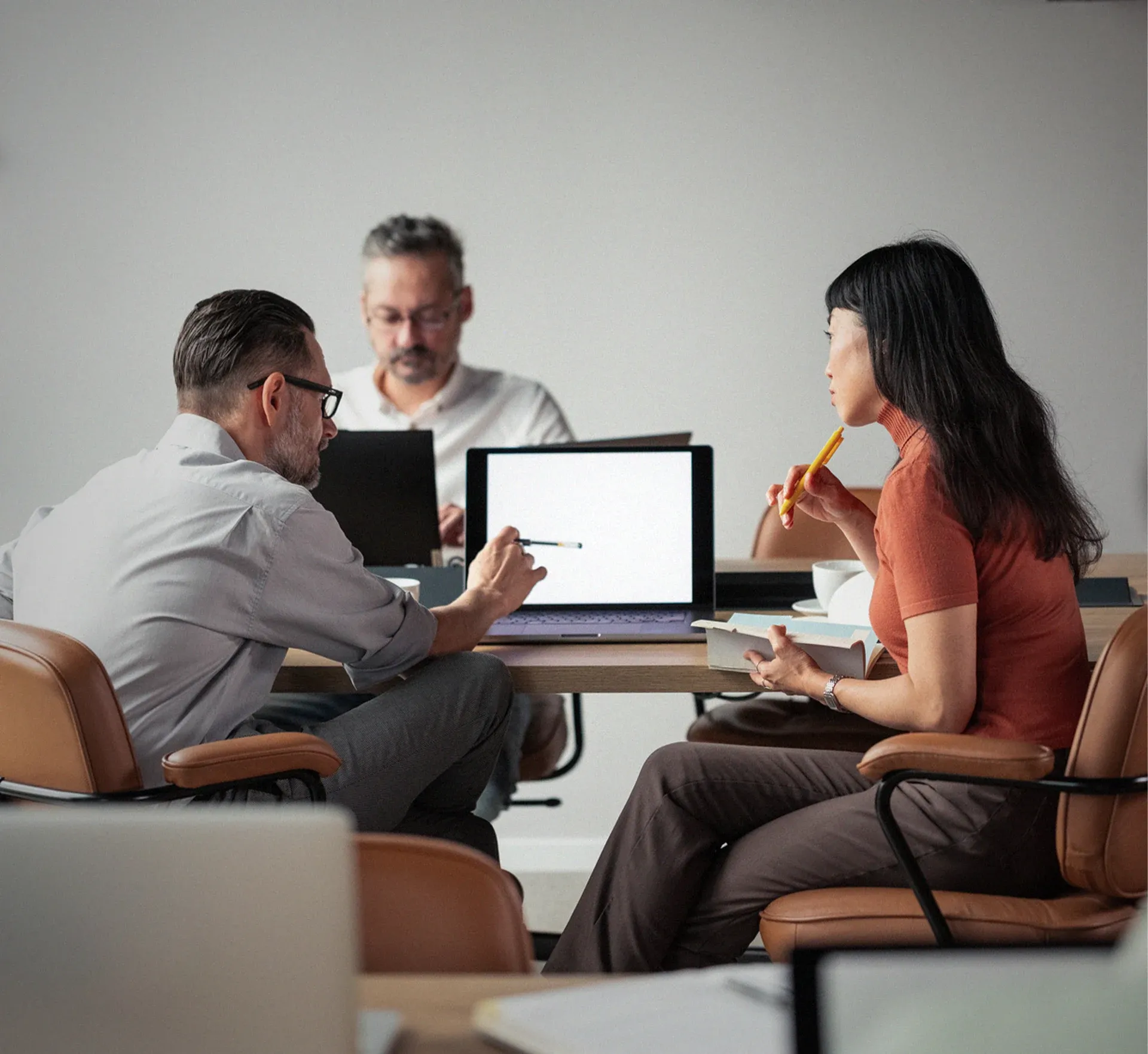 Team aus drei Personen am Laptop während einer Besprechung
