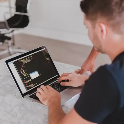 Mitarbeiter arbeitet an Workflow-Konfiguration am Laptop - KI Integration Titel