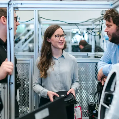 Team bespricht Produktionsprozess in der Fertigung