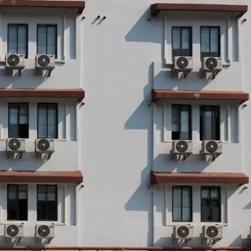Fassade mit zahlreichen Außeneinheiten von Klimaanlagen