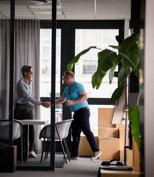 Handshake bei einem Erstgespräch in einem Konferenzraum